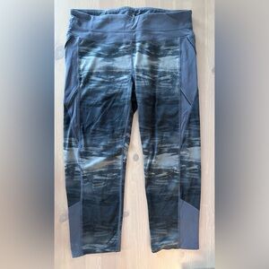 Athleta Flare Connect Capri Womens Medium M Gray Camo Black Leggings